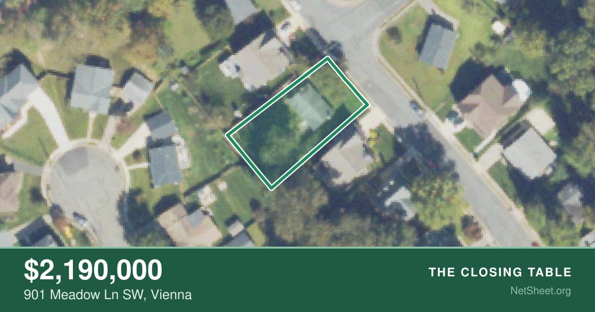 Aerial view of 901 Meadow Ln SW, Vienna